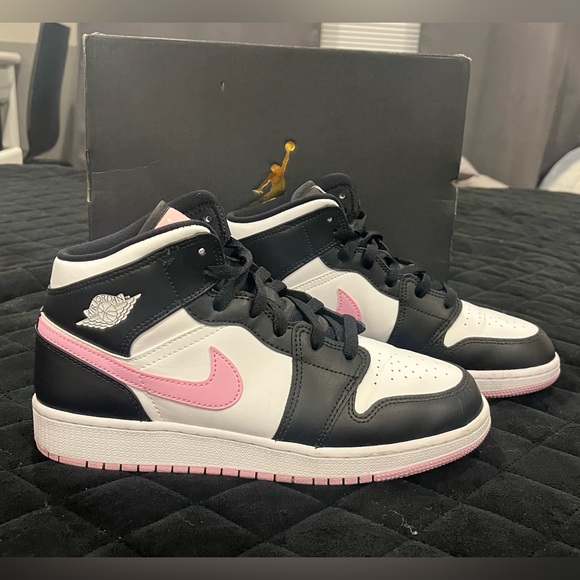 Jordan Shoes - ⚠️SOLD⚠️Air Jordan 1 Mid Leather Shoes White / Arctic Pink / Black  Size 8